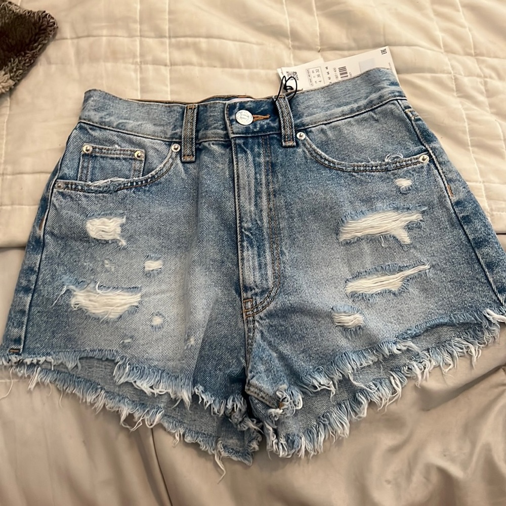 Brand new Zara shorts, denim blue, size 00 in USA sizing and 32 in Eur sizing.